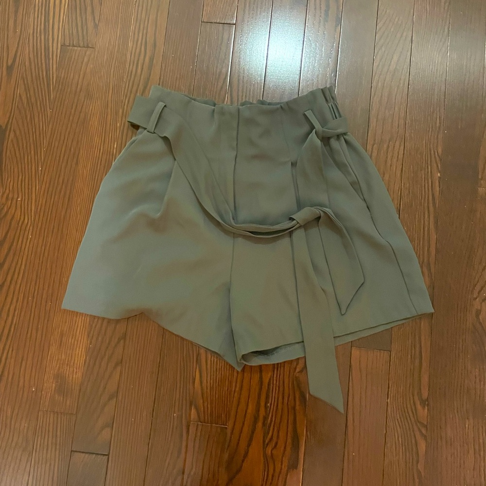 Elegant shorts, with belt.